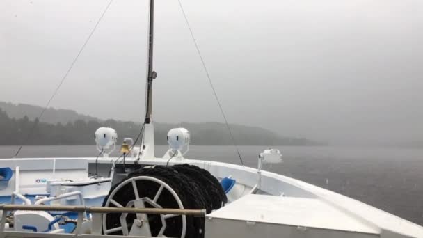 Tormenta de lluvia en cámara lenta. Crucero fluvial. Norte de Rusia — Vídeo de stock