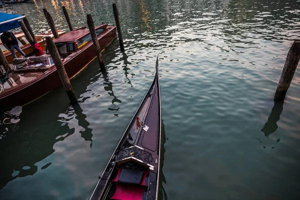 Блестящий Обрез Носа Традиционной Итальянской Гондолы Ферро Спокойной Воде Венеция — стоковое фото