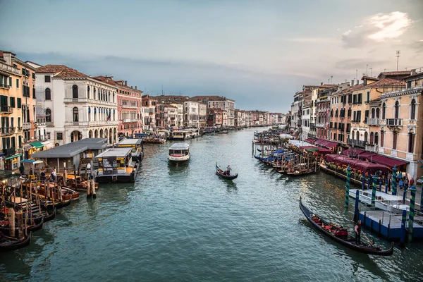 Góndolas Tradicionales Modernos Barcos Pasajeros Canal Grande Hermosos Edificios Antiguos — Foto de Stock