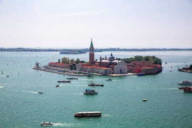 St. Mark 's Campanile, Venedik, İtalya' da görülen ada ve San Giorgio Kilisesi, Ağır gemi, tekne ve Vaporetto trafiği
