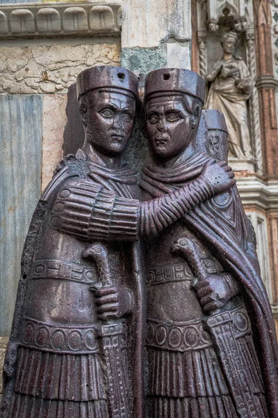 İtalya, Venedik 'teki St. Mark Bazilikası' nın ön cephesinde dört Roma imparatorunun heykelinin portresi.