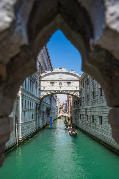 Rio di Palazzo üzerindeki İç Çekiş Köprüsü Yeni Hapishane ile Dodge 's Palace' ı birbirine bağlıyor altından geçen Gondolas, Venedik, İtalya.