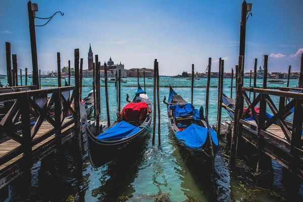 Dos Góndolas Tradicionales Del Gran Canal Amarradas Muelle Iglesia Isla — Foto de Stock