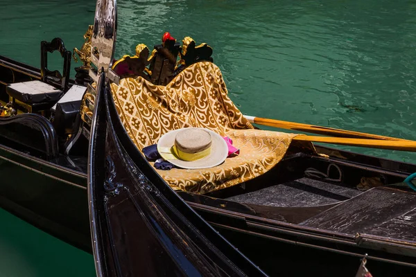 Uma Gôndola Tradicional Vazia Com Chapéu Gondola Lagoa Veneziana Veneza Imagem De Stock