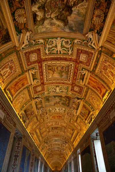 Vatikan Müzesi, Roma, İtalya 'daki harita galerisinin tavanındaki freskler.