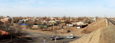Astrakhan şehrinin banliyö köyü, demiryolu setinden manzara.
