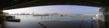 Abu Dabi 'deki Zayed limanının panoraması Abu Dabi Louvre Müzesi' nden.
