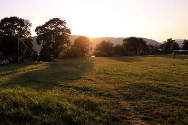 Coucher Soleil Doré Dans Les Montagnes Sur Terrain Football Amateur — Photo