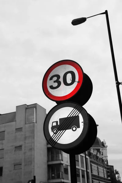 Yoldaki Trafik Uyarı İşaretleri