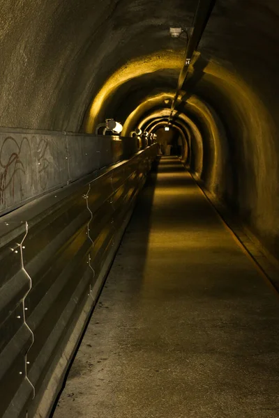 夜间隧道建筑工程的昏暗灯光 — 图库照片