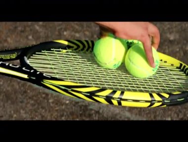 Tenis oynamaya hazırım Rakette üç top