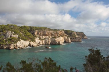 Minorca adasının güney yamacının panoramik manzarası