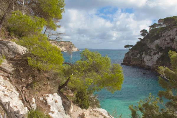 Südliche Bucht Von Menorca Zwischen Felsen Mit Viel Vegetation Und — Stockfoto