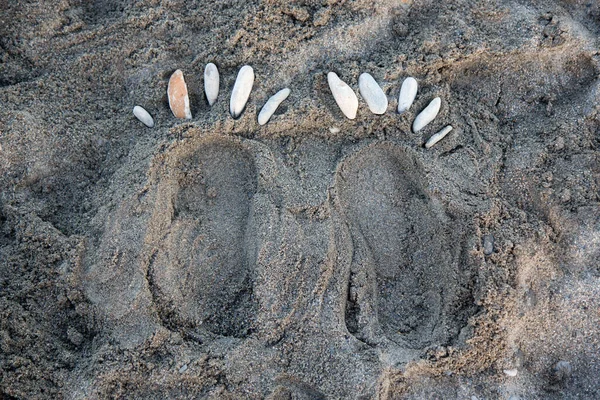 有石头轮廓的海滩脚印 — 图库照片