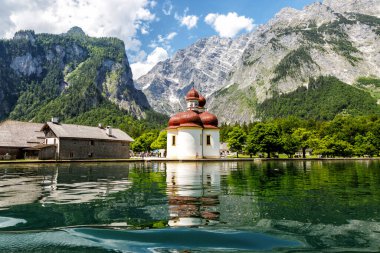 Koenigssee Gölü, St. Bartholomew Kilisesi, gölden manzara