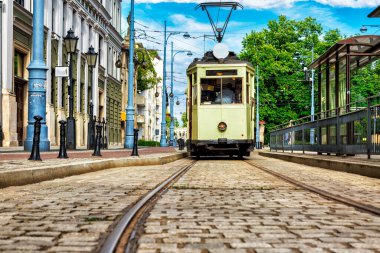 Wrotclaw şehrinin tarihi tramvay hattı. Açık yeşil vagon nakliyeye hazır.