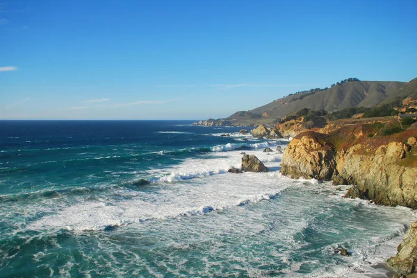 加利福尼亚1号州际公路悬崖与太平洋景观 — 图库照片