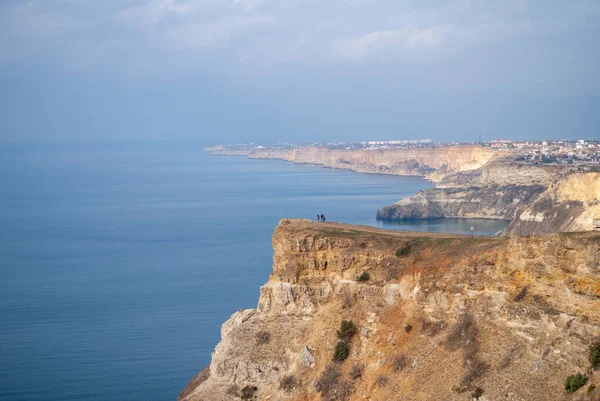Kırım 'ın manzarası, kışın deniz ve kayalar