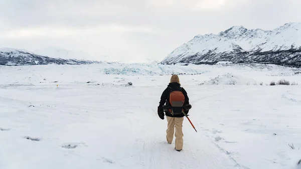 Caminante Valiente Trekking Nieve Glaciar Matanuska Alaska Está Siguiendo Camino —  Fotos de Stock