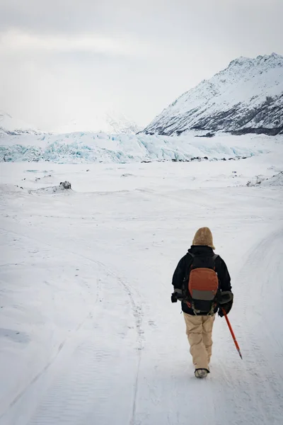 Moedige Wandelaar Trekking Sneeuw Matanuska Glacier Alaska Volgt Een Pad — Stockfoto