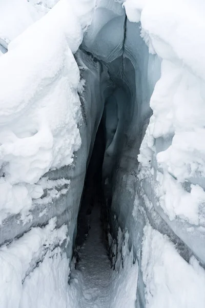 Ingang Van Een Ijsgrot Matanuska Gletsjer Alaska Bedekt Met Sneeuw — Stockfoto