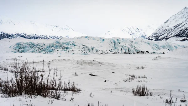 Panorâmica Geleira Matanuska Inverno Cercada Por Montanhas Neve Tirado Distância — Fotografia de Stock