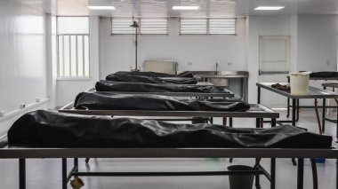 Morgda, morgda, otopsi, defin ya da yakılma için bekleyen insan cesetleri. Ermenistan, Kolombiya 'da çekilmiş. Cesetler büyük, yalnız bir odadalar; siyah battaniyelerle kaplılar; salgının kurbanları olabilirler..