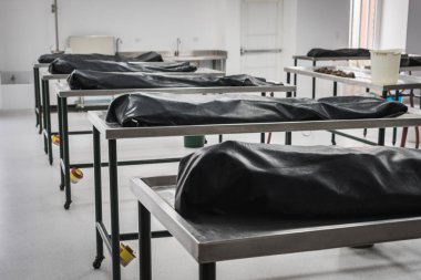 Morgda, morgda, otopsi, defin ya da yakılma için bekleyen insan cesetleri. Ermenistan, Kolombiya 'da çekilmiş. Cesetler büyük, yalnız bir odadalar; siyah battaniyelerle kaplılar; salgının kurbanları olabilirler..
