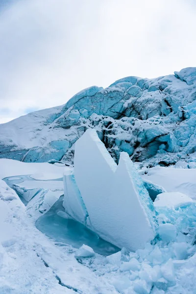 Groot Stuk Ijs Gevangen Sneeuw Omgeven Door Prachtige Ijsformaties Grotten — Stockfoto