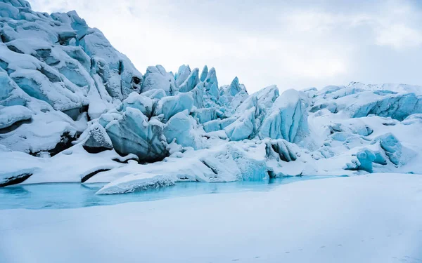 Hermosas Formaciones Hielo Cuevas Del Glaciar Matanuska Invierno Rodeado Nieve — Foto de Stock