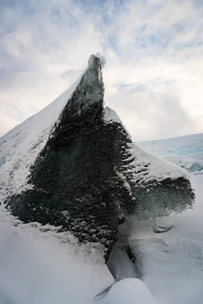 Rock Pedaço Gelo Com Forma Lobo Cachorro Levantando Neve Geleira — Fotografia de Stock