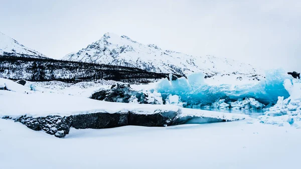 Prachtig Winterlandschap Genomen Matanuska Glacier Alaska Rotsen Ijsformaties Grotten Aan — Stockfoto