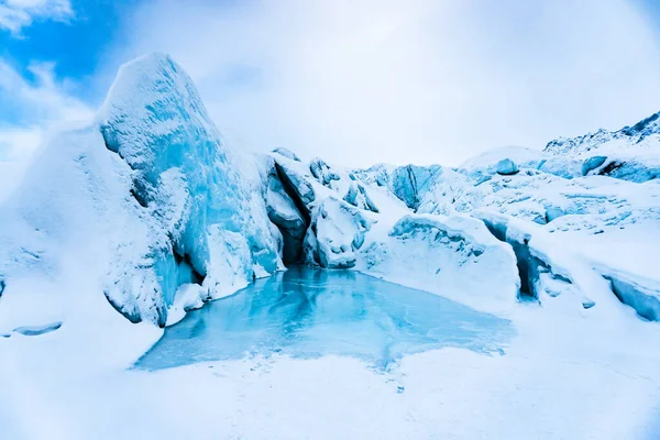 Παγωμένη Λίμνη Που Περιβάλλεται Από Όμορφους Σχηματισμούς Πάγου Και Σπηλιές — Φωτογραφία Αρχείου