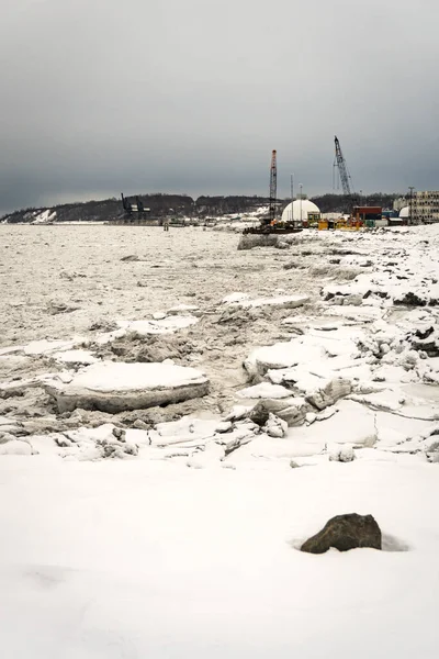 Gros Morceaux Glace Détachent Fondent Floes Près Quai Ancrage Stevedore — Photo