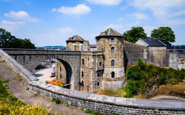 Namur Kalesi, Wallonia. Baharda çekilmiş, manzara. Güneşli bir günde güzel bir nehir Samber ve Belçika 'nın klasik evleri. 