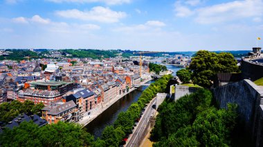 Namur 'un manzarası, Namur Kalesi' nden Wallonia. Baharda çekilmiş, manzara. Güzel nehir Meuse ve Belçika 'nın klasik evleri güneşli bir günde. 