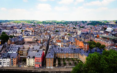 Namur 'un manzarası, Namur Kalesi' nden Wallonia. Baharda çekilmiş, manzara. Güzel nehir Meuse ve Belçika 'nın klasik evleri güneşli bir günde. 