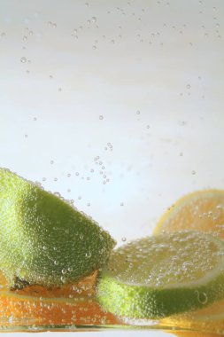 Suyla ilgili deneyler. Limon, portakal. Suda meyve. Püskürt. Bir damla su. Su akışı.