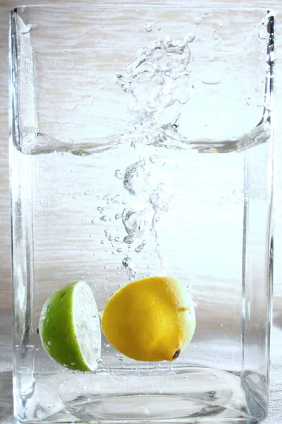 Eksperymenty Wodą Wapno Pomarańcze Owoce Wodzie Spray Kropla Wody Przepływ — Zdjęcie stockowe