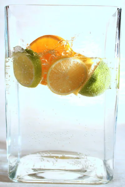 Eksperymenty Wodą Wapno Pomarańcze Owoce Wodzie Spray Kropla Wody Przepływ — Zdjęcie stockowe