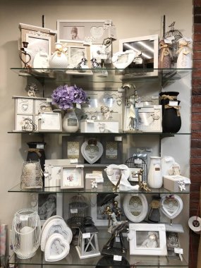 Hediyelik eşya dükkanında vitrin.