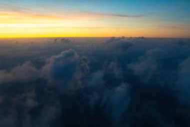 Renkli gökyüzü düzleminden hava manzarası, güneş doğmadan önce bulutlar. Yumuşak seçici odak