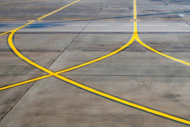 Havaalanı pisti, yolun bir parçası, uçak için sarı sinyal çizgileri, seçici odak