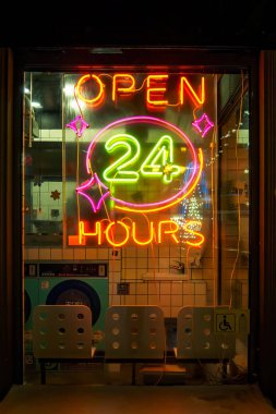 24 saat açık, kışın gece kafede neon ışığı var.