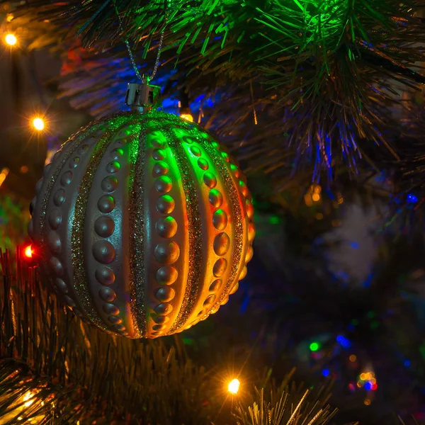 金のクリスマスボールとクリスマスツリーの正方形のサイズのビュー。新年カード、選択的フォーカス — ストック写真