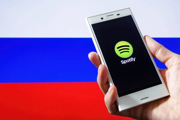 Rusya 'nın Ufa, Rusya - 13 Aralık 2019 tarihleri arasında cep telefonu ekranındaki müzik hizmetini bozmak