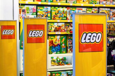 Dükkânın girişinde Lego etiketli bir kapı hırsızlığı sistemi. Illu.