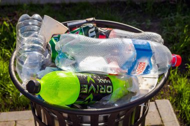 Boş plastik şişeler, demir teneke kutu ve kağıt bardakla dolu çöp bidonları kapanıyor: Ufa, Rusya - 30 Mayıs 2019