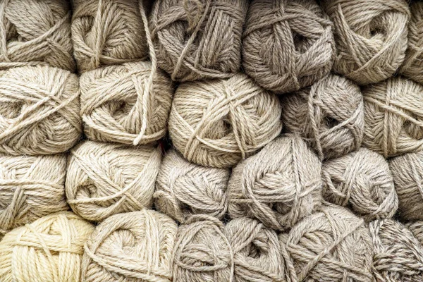 Achtergrond van wol garen, ballen voor breien, beige draden van natuurlijke wol. — Stockfoto