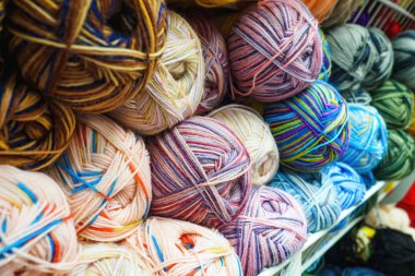 Örgü örmek için yün ipliğinin çeşitli renk karışıklıklarının görünümü, seçici odak.